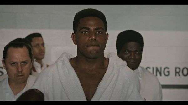 Jaalen Best interpreta a Muhammad Ali en una escena promocional de la serie The Greatest.