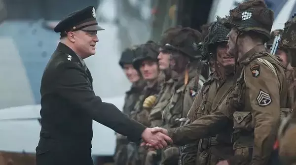 Brendan Fraser interpreta al general Dwight D. Eisenhower en una escena de El día D: Bajo presión.