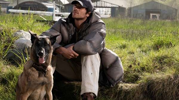 Jacob Elordi junto a un perro en una escena de La guerra de los últimos de Ridley Scott