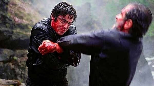 Tommy Lee Jones y Benicio del Toro enfrentados en una escena de acción de The Hunted