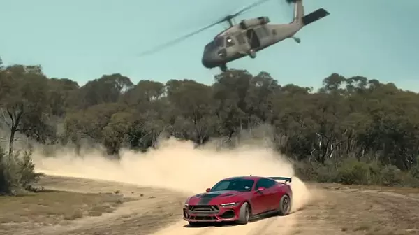 Liam Neeson en el Mustang Shelby Super Snake en The Mongoose