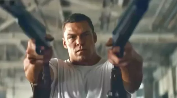 Alan Ritchson en una secuencia de acción de Motor City