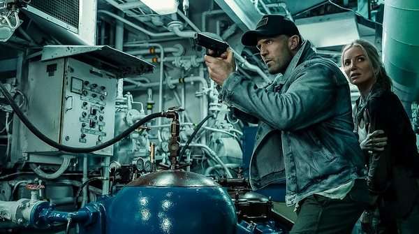 Jason Statham y Annabelle Wallis en una escena de acción de Código: Venganza