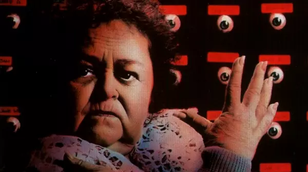 Zelda Rubinstein en una imagen promocional de Angustia, película de terror de Bigas Luna.