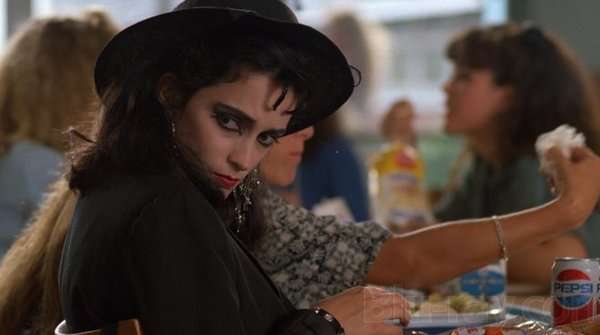 Rainbow Harvest como Megan Gordon, con maquillaje y vestuario góticos, en una escena de Mirror, Mirror (1990).