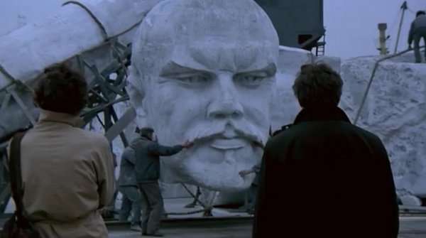 Escena de Ulysses' Gaze con la estatua de Lenin transportada por el río Danubio durante el viaje del protagonista