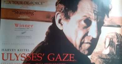 Póster oficial de Ulysses' Gaze (1995), dirigida por Theo Angelopoulos y protagonizada por Harvey Keitel